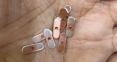 Remessa de estampas feitas com tira incrustada de prata